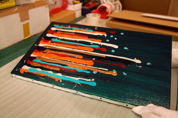 梱包される作品