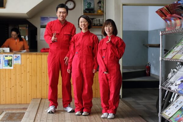 つなぎを着た3人